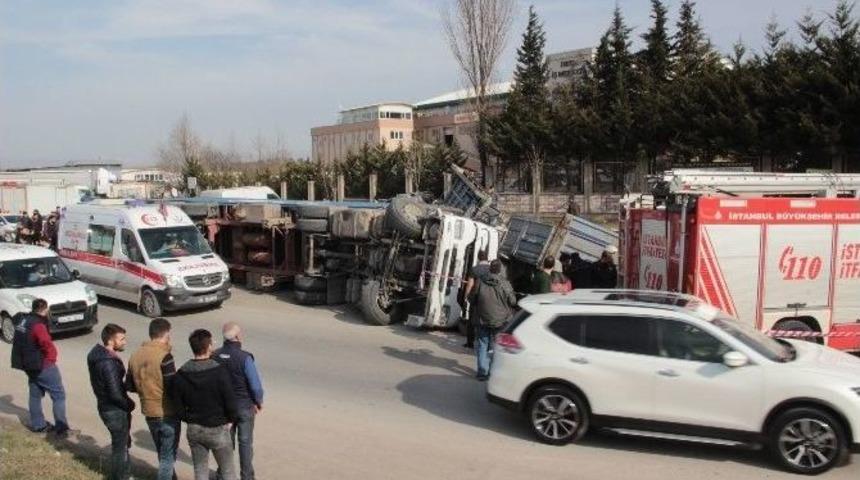 Sancaktepe&rsquo;de Kontrolden &Ccedil;ıkan Tır Kamyonu Ezdi: 2 Yaralı