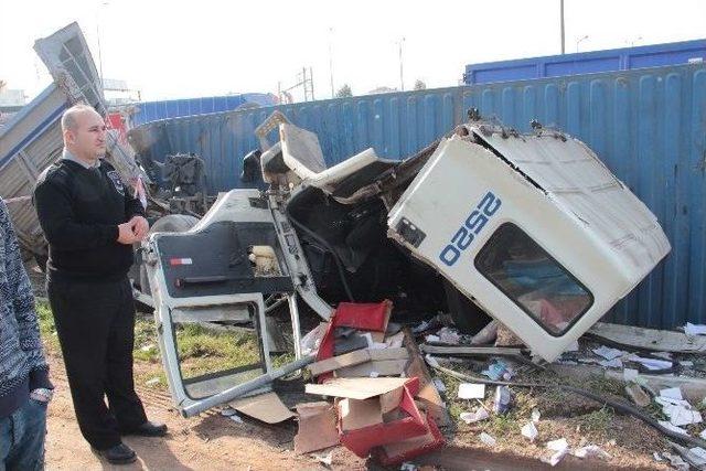 Sancaktepe&rsquo;de Kontrolden &Ccedil;ıkan Tır Kamyonu Ezdi: 2 Yaralı 1