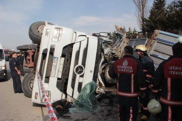 Sancaktepe&rsquo;de Kontrolden &Ccedil;ıkan Tır Kamyonu Ezdi: 2 Yaralı 2