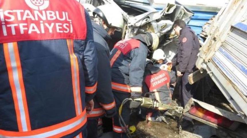 Tır, Kamyonun &Uuml;zerine Devrildi: 2 Yaralı