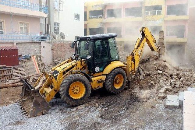 Yahyalı’da Bina Yıkımları Devam Ediyor