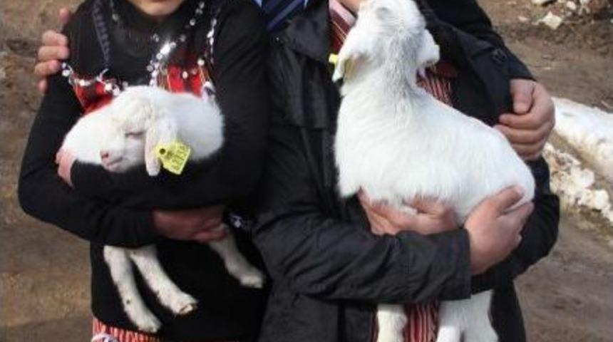 Ke&ccedil;iyi Okul &Ccedil;antasında Taşıyan Hamdu Sena&rsquo;Ya Ziyaret