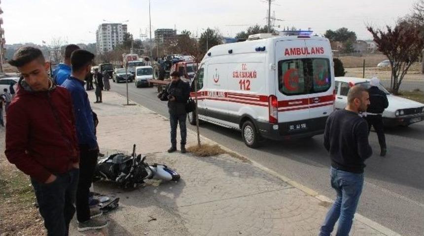 Motosiklet Yayaya &Ccedil;arptı: 2 Yaralı