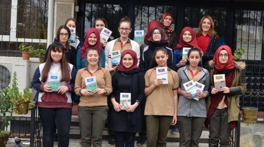 Edeb-i Hayat Okumalarında Kitaplar Dağıtılmaya Başlandı