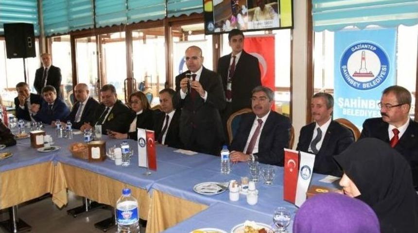 Başbakan Yardımcısı Şimşek, Umreden D&ouml;nen &Ouml;ğrencilerle Bir Araya Geldi