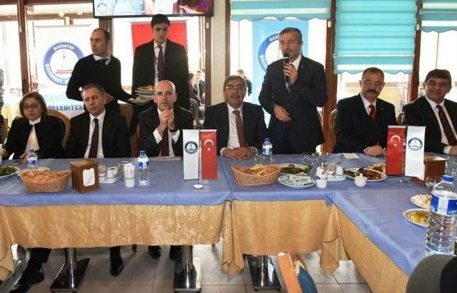 Başbakan Yardımcısı Şimşek, Umreden Dönen Öğrencilerle Bir Araya Geldi