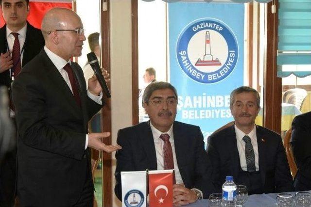 Başbakan Yardımcısı Şimşek, Umreden Dönen Öğrencilerle Bir Araya Geldi