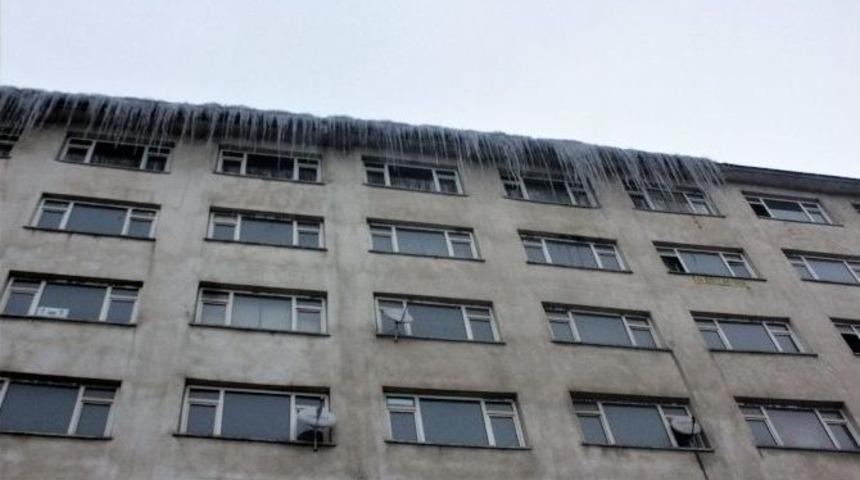 &Ccedil;atılardan Sarkan Buzlar Tehlike Sa&ccedil;ıyor