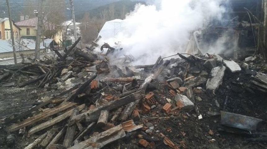Bolu&rsquo;nun Mudurnu İl&ccedil;esinde 2 Katlı Ev Yandı