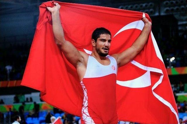 D&uuml;nyanın En İyi G&uuml;reş&ccedil;isi Taha Akg&uuml;l 2