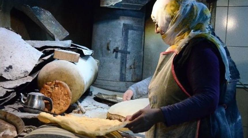 Muş&rsquo;ta Kendi Tandırlarını Yakamayan Vatandaşlar &Ccedil;areyi Fırınlarda Buldu