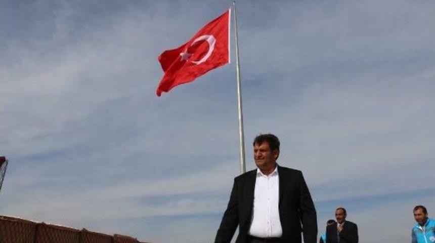 Ak&ccedil;akale'nin Suriye Sınırına Yeni Dev Bayrak