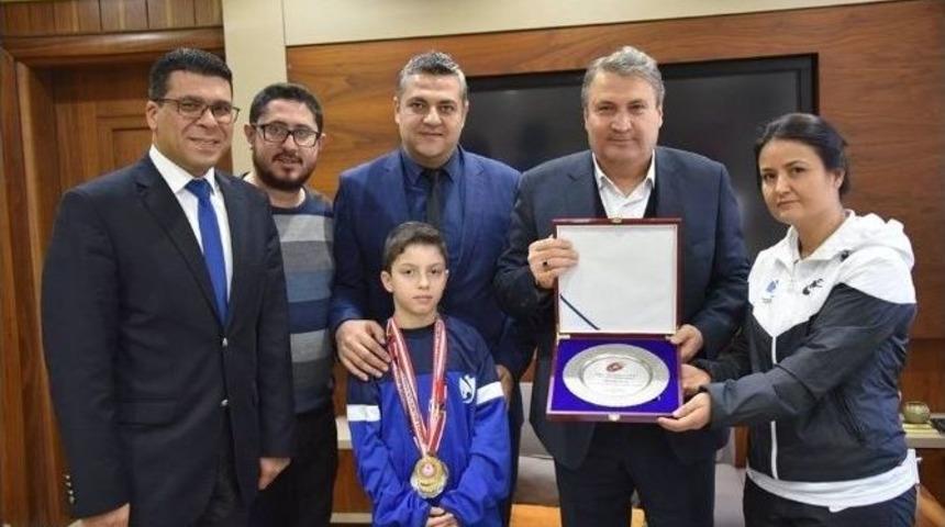 Başkan &Ccedil;er&ccedil;i Başarılı Badmintoncuları Ağırladı
