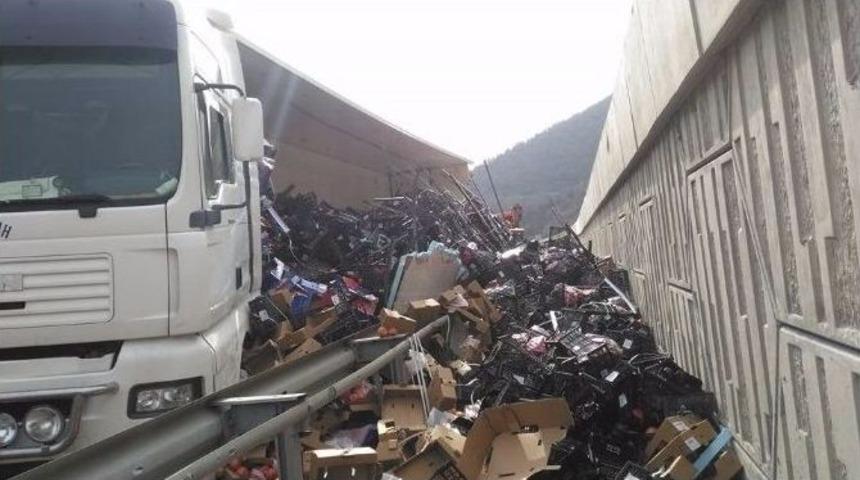 Kaza Yapan Tırın Dorsesi A&ccedil;ılınca Tonlarca Meyve Ve Sebze Yola Sa&ccedil;ıldı