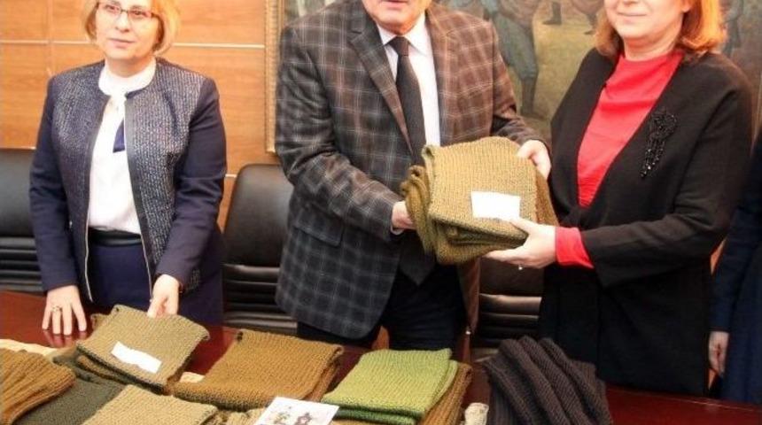 Bolulu Kadınlar, Askerler İ&ccedil;in Binlerce Atkı Ve Bere &Ouml;r&uuml;ld&uuml;