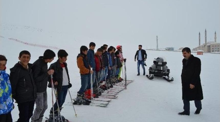 Başkan Asya&rsquo;dan &Ccedil;ocuklara Kayak Malzemesi Desteği