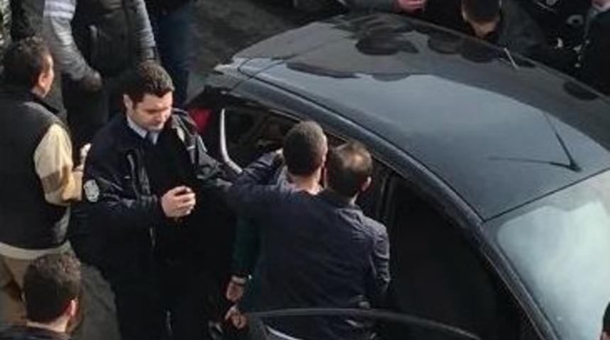 (&ouml;zel) Esnaf Polise Saldıran Uyuşturucu Satıcılarını Lin&ccedil; Etmeye &Ccedil;alıştı