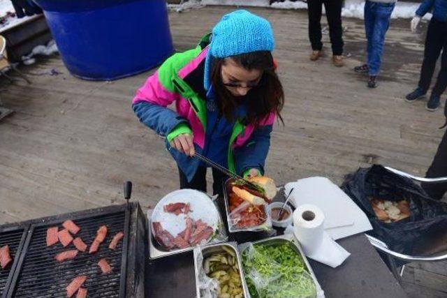 Oyuncu Müjde Uzman, Uludağ'da Karlar Üzerinde Sucuk Pişirdi