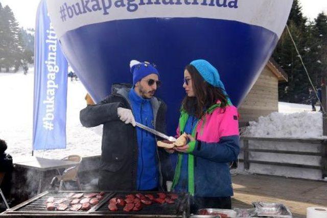 Oyuncu Müjde Uzman, Uludağ'da Karlar Üzerinde Sucuk Pişirdi