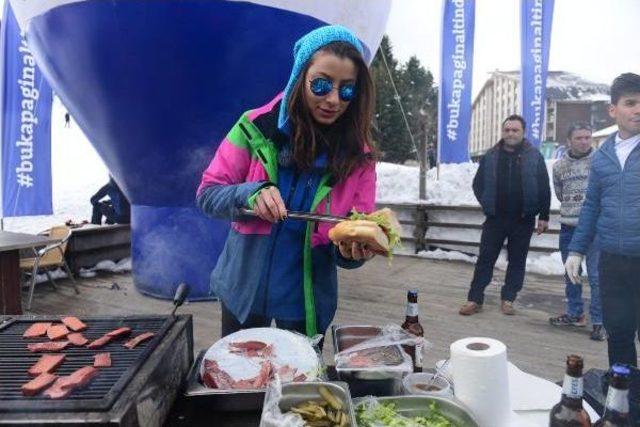 Oyuncu Müjde Uzman, Uludağ'da Karlar Üzerinde Sucuk Pişirdi