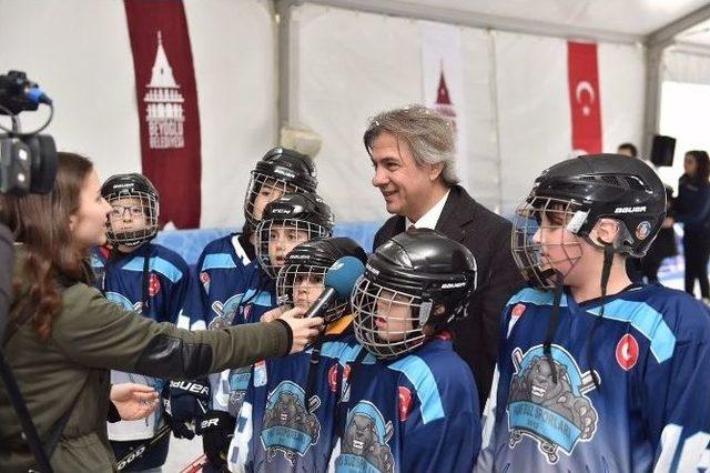 Beyoğlu&rsquo;nda Doğaya Destek Olana, Buz Pisti Bileti Hediye 1