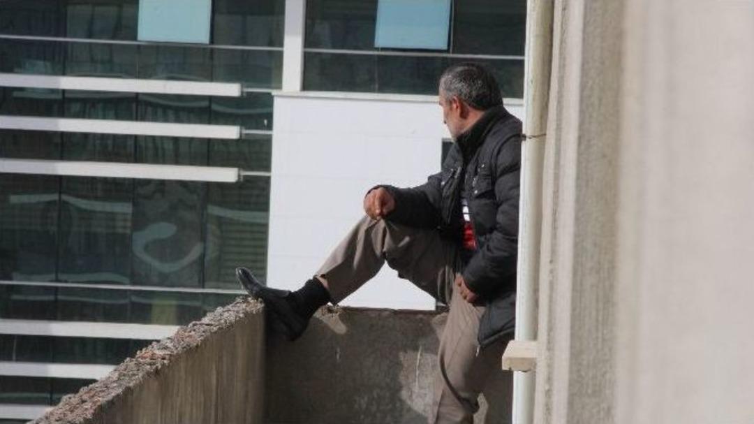 Eşi Boşanma Davası A&ccedil;mak İsteyince Adliye &Ouml;n&uuml;nde İntihara Kalkıştı