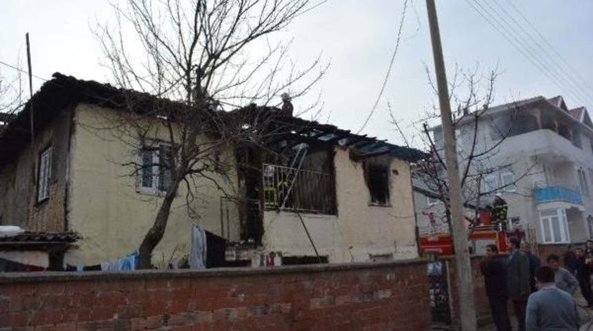 Erbaa'da Iki Katlı Ahşap Binada Yangın