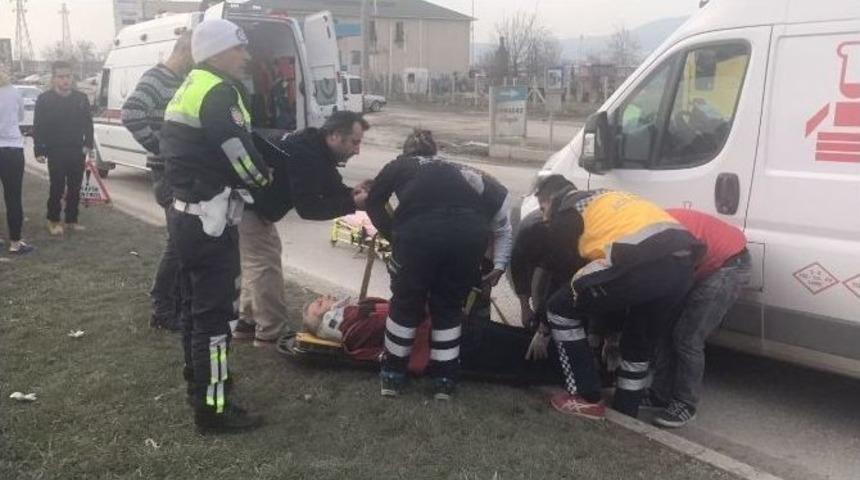 D&uuml;zce D-100 Karayolunda 5 Ara&ccedil; Birbirine Girdi 2 Kişi Yaralandı