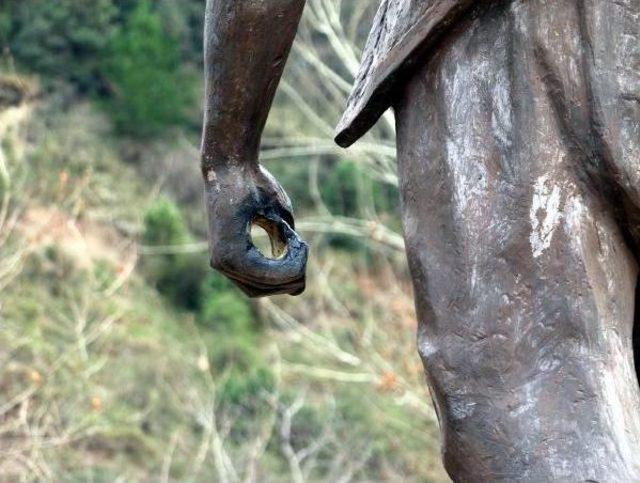 Madenci Heykelinin Kazması Ikinci Kez Çalındı