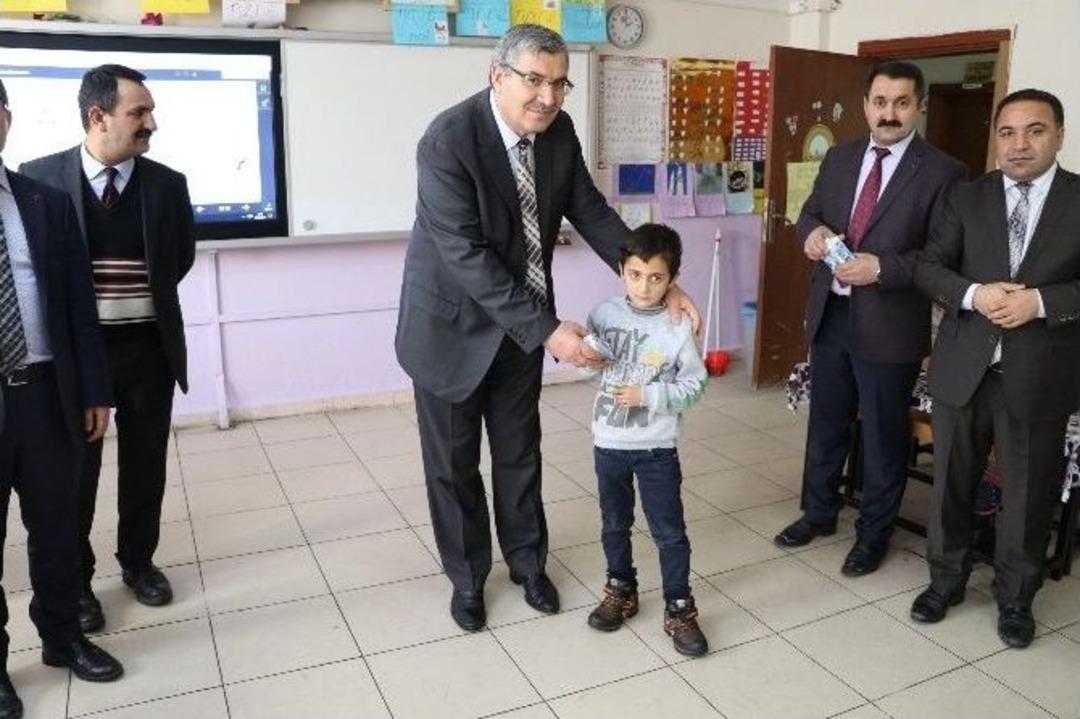 Ağrı&rsquo;da &Ccedil;ocuklara S&uuml;t Dağıtıldı