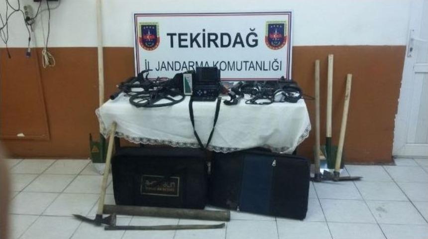 Mezarlıkta Define Ararken Jandarmaya Yakalandılar