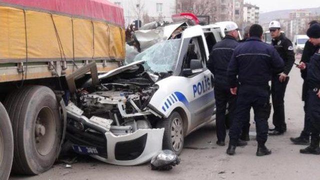 Polis Aracı, Tır'a Çarptı: 1 Yaralı