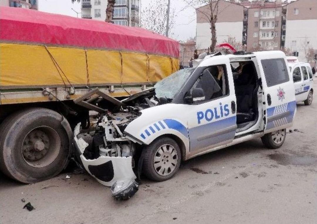 Polis Otosu Park Halindeki Tıra &Ccedil;arptı: 1 Polis Yaralı
