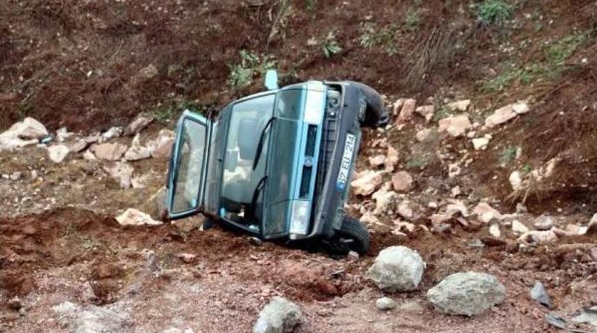 Zonguldak'ta Otomobil Şarampole Yuvarlandı: 3 Yaralı