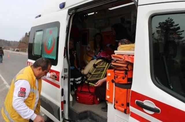 Zonguldak'ta Otomobil Şarampole Yuvarlandı: 3 Yaralı