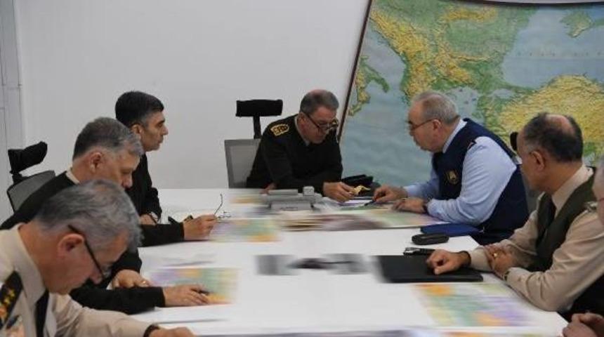 Orgeneral Hulusi Akar, El Bab Operasyonu I&ccedil;in Sabaha Karşı Komuta Harekat Merkezine Geldi