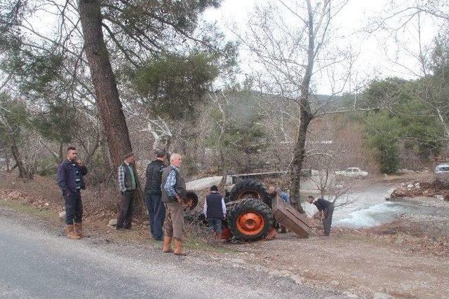 Devrilen Traktörün Altında Kalan 15 Yaşındaki Çocuk Öldü