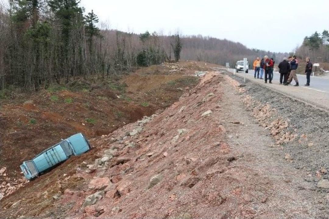 Virajı Alamayan Otomobil Şarampole U&ccedil;tu: 3 Yaralı
