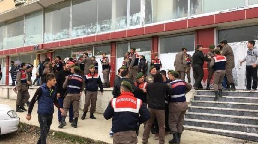 Maaşlarını Alamayan Iş&ccedil;iler, At&ouml;lyedeki Haczi Engellemeye &Ccedil;alıştı