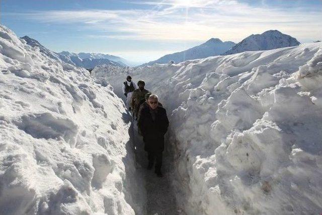 Validen Eksi 35 Derecede Nöbet Tutan Askerlere Ziyaret