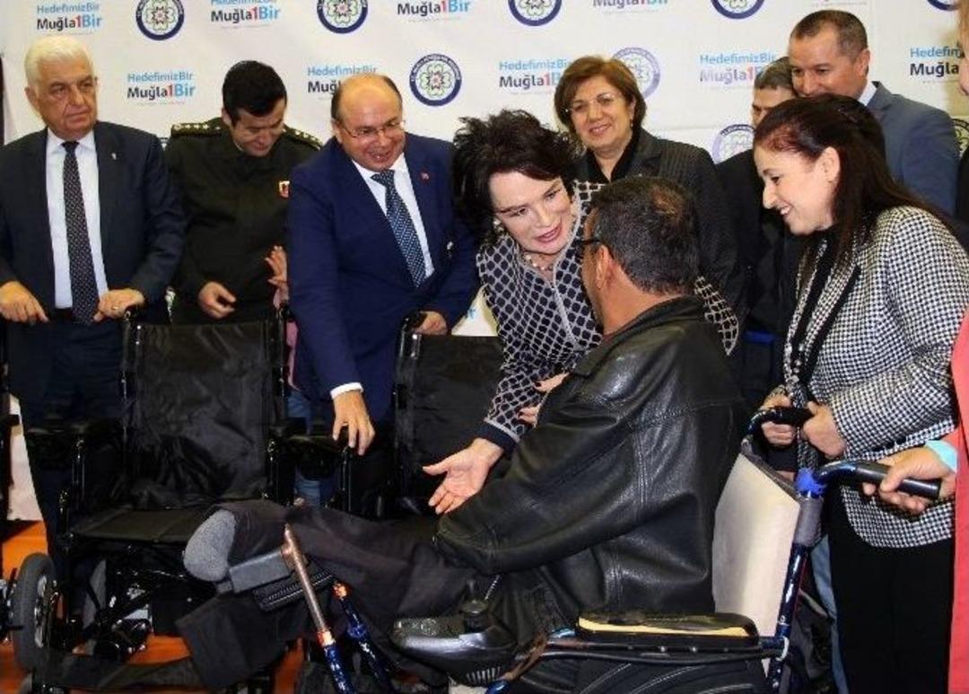 H&uuml;lya Ko&ccedil;yiğit Ak&uuml;l&uuml; Araba Dağıtımına Katıldı