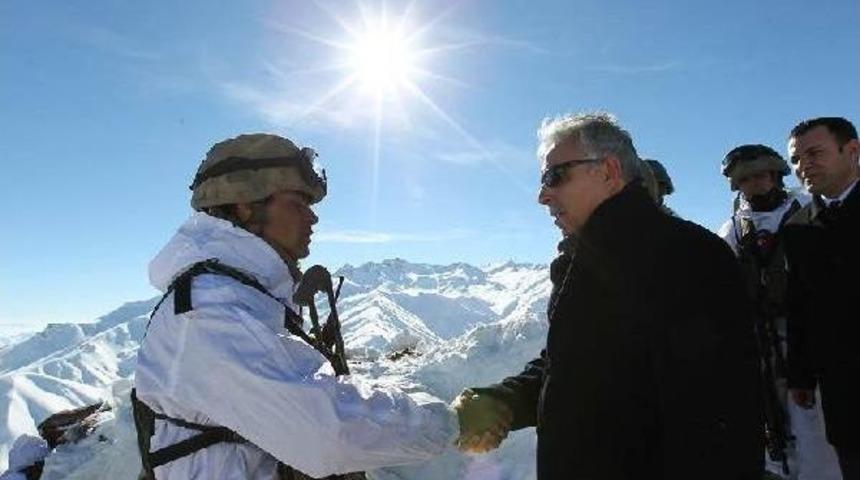 Hakkari Valisi Toprak'tan Hudut Kartallarına Moral Ziyareti