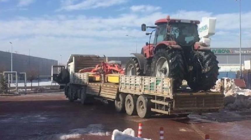 Seyir Halindeki Tır'dan Trakt&ouml;r D&uuml;şt&uuml;