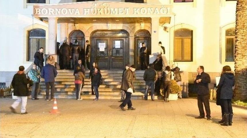 Kimlik &Ccedil;ıkartmak İ&ccedil;in Geceden Sıraya Girdiler