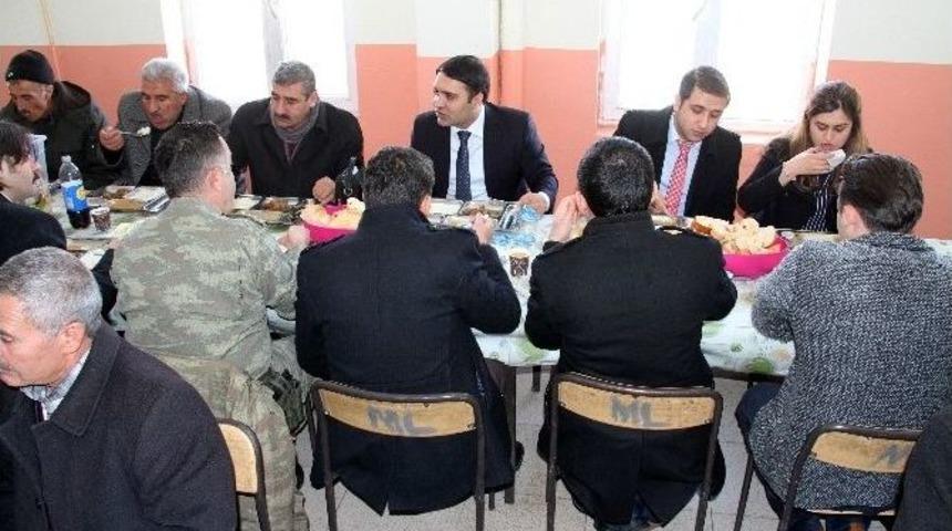 Emekli Olan G&uuml;venlik Korucularına Veda Yemeği