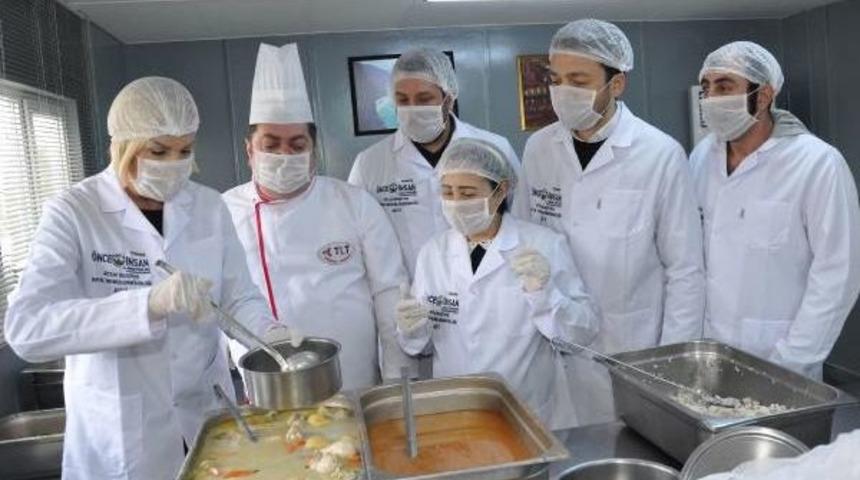 &Ccedil;iğdem Tun&ccedil;, Kimsesiz, Hasta Ve Yaşlılara Yemek Dağıttı