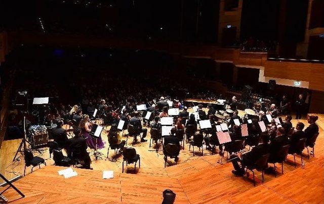 Özdemir Erdoğan’dan İzmir’de Unutulmaz Konser