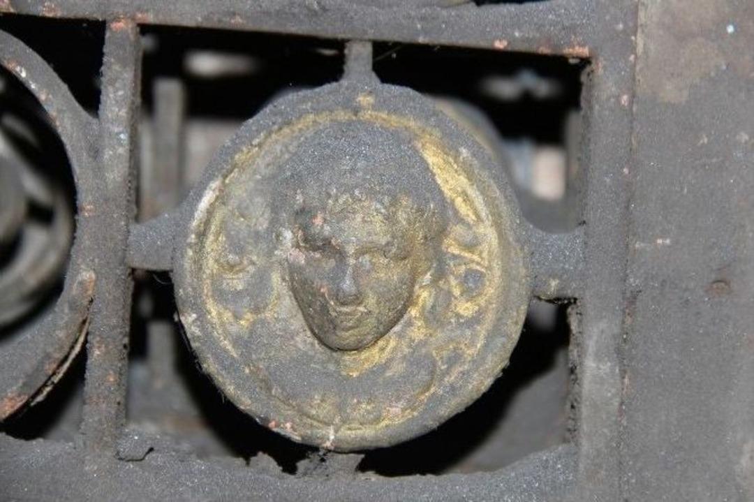 Papaz Ve Bir&ccedil;ok Kişi Bu Kapının Peşinde