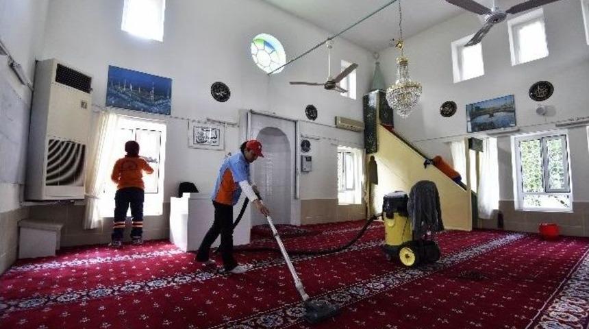 Muratpaşa Belediyesi Camilerin Temizliğini S&uuml;rd&uuml;r&uuml;yor