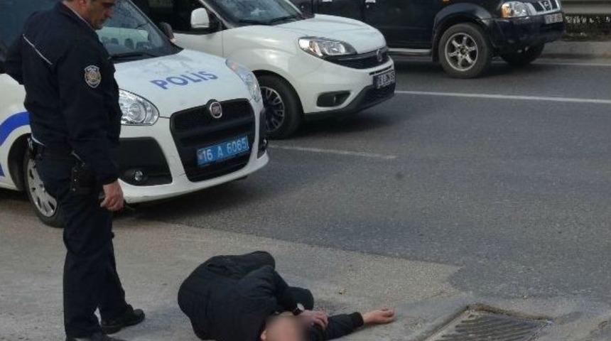 (&ouml;zel Haber) Krize Girip Kara Yolunda Sızdı, Polis Ekiplerini G&ouml;r&uuml;nce Ortalığı Birbirine Kattı